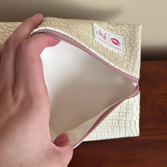 MJ Makeup Junkie Cream Clutch - Picture 3 of 4